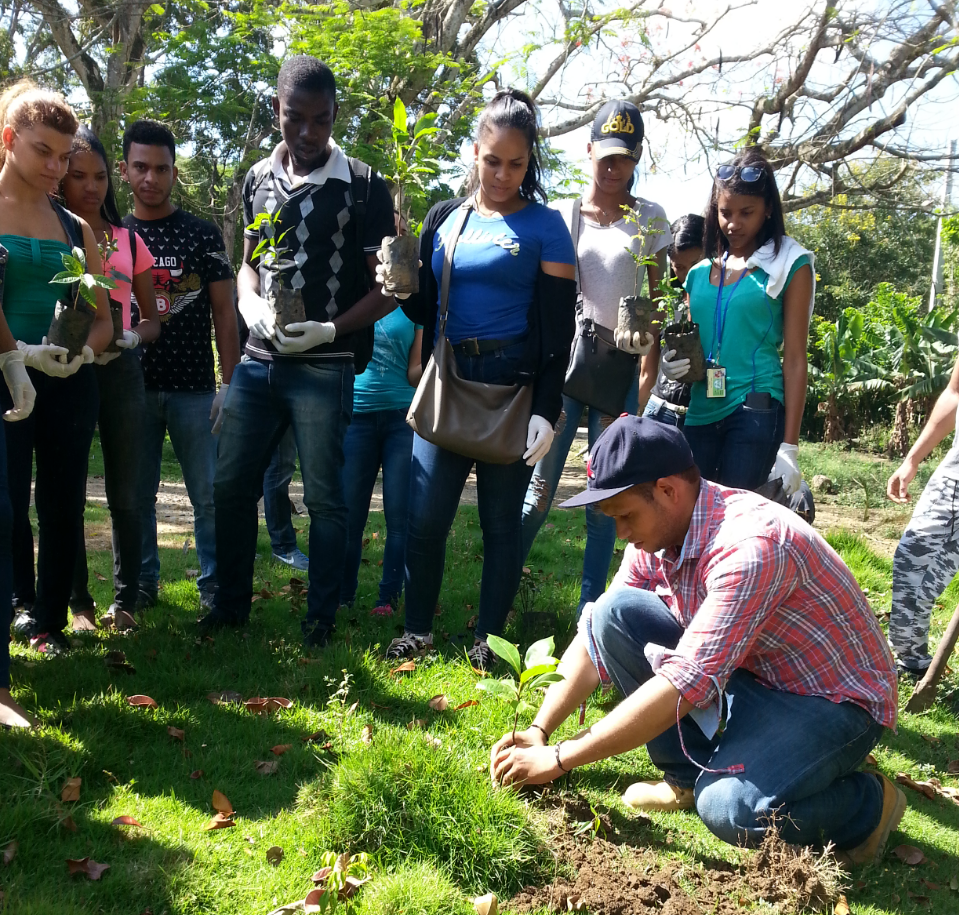 Pastoral de Medioambiente y ASODUPUÑAL realizan jornada de reforestación y limpieza
