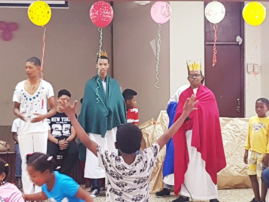 Niños de Los Minas y Ensanche Ozama celebran juntos con la JMV